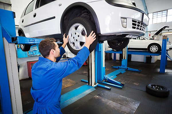 포토 JPG 해외이미지 백인 직업 남자 자동차 노동자 실내 작업복 한명 20대 성인 파란색 바퀴 작업실 기술자 수리 서비스 타이어 정비공 조절 정비소 차고 성인남자한명만 해외202004 해외포토 서양인 1 옷 육상교통 컬러 사람 청년 내부 남자한명만 성인남자만 파일형식