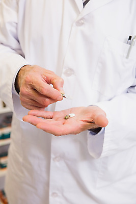 포토 JPG 해외이미지 손 종이 실내 신체부위 알약 약 약국 처방 조제 약사 의료성형뷰티 해외202004 해외포토 의학 사람 내부 만들기 파일형식