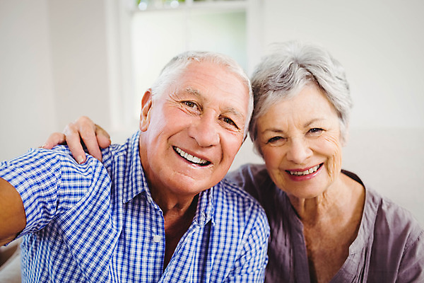 포토 JPG 해외이미지 백인 라이프스타일 커플 응시 여자 노년 남자 행복 거실 가정 가족 휴식 아파트 주택 함께함 실내 사랑 앉기 두명 캐주얼 소파 기쁨 주름 70대 돌봄 노인만 해외202004 해외포토 서양인 시선 옷 감정 컨셉 의자 관계 모션 사람 성인 내부 건물 생활 성인만 파일형식