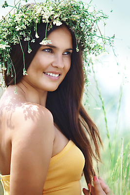 포토 JPG 해외이미지 모델 라이프스타일 계절 여자 꽃 행복 얼굴 백그라운드 꽃무늬 밭 자연 휴식 건강 한명 사람 야외 초록색 유행 걷기 화환 봄 낭만 시골 신선 허브 피부 내추럴 완벽 해외202004 해외포토 식물 1 감정 컬러 컨셉 무늬 농업 모션 생활 신체부위 생태계 파일형식