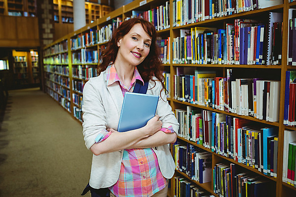 포토 JPG 해외이미지 백인 학생 여자 교육 대학생 생각 학교 책장 실내 한명 서기 성인 책 30대 태블릿 터치 도서관 대학교 터치스크린 고등교육 해외202004 해외포토 서양인 1 가구 모션 사람 내부 장년 전자제품 스마트기기 파일형식