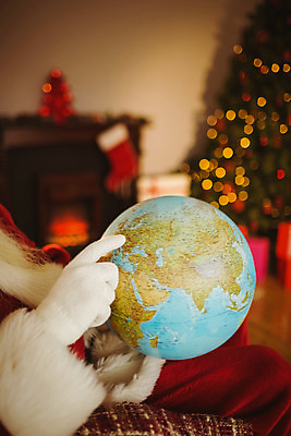 포토 JPG 해외이미지 백인 라이프스타일 노년 남자 지구 크리스마스장식 크리스마스 거실 가정 불 아파트 주택 따뜻함 한명 장식 크리스마스트리 산타클로스 지구본 평화 축제 장식볼 축하 잡기 벽난로 안락의자 전나무 노인남자한명만 해외202004 해외포토 자연요소 서양인 나무 1 기념일 컨셉 의자 모션 사람 성인 건물 생활 남자한명만 노인남자만 파일형식