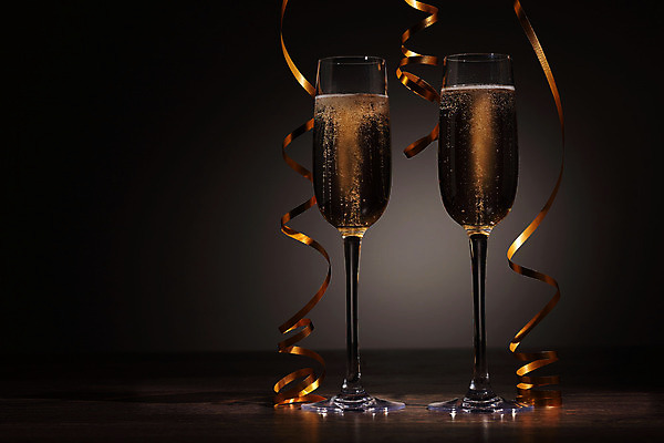포토 JPG 해외이미지 디자인 기념일 행복 리본 음료 백그라운드 크리스마스 겨울 검은배경 새로움 기념 선물 사랑 사람없음 빛 상자 파티 축제 낭만 축하 알코올 샴페인 샴페인잔 해외202004 해외포토 계절 감정 컨셉 술잔 주류 이벤트 검은색 파일형식