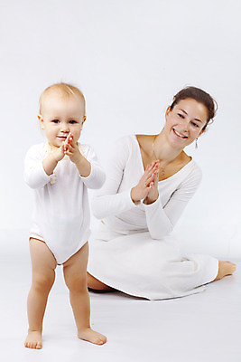 포토 JPG 해외이미지 전신 백인 응시 여자 딸 행복 가족 놀이 모녀 엄마 함께함 사랑 서기 사람 앉기 성인 두명 앞모습 금발 육아 아기 흰배경 돌봄 손뼉치기 여자만 해외202004 해외포토 서양인 헤어스타일 시선 감정 뷰포인트 백그라운드 컨셉 관계 모션 흰색 파일형식