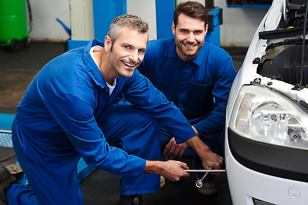 포토 JPG 해외이미지 백인 직업 남자 행복 자동차 노동자 실내 작업복 20대 성인 두명 30대 파란색 공구 잡기 작업실 기술자 수리 동료 직원 서비스 타이어 정비공 정비소 차고 성인남자만 해외202004 해외포토 서양인 옷 감정 육상교통 컬러 관계 모션 사람 청년 내부 장년 도구 남자만 성인만 파일형식