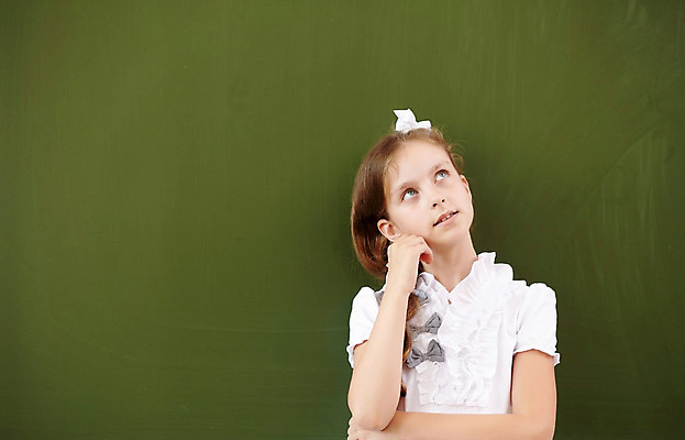 포토 JPG 해외이미지 백인 학생 여학생 여자 교육 어린이 교실 학교 수업 실내 한명 서기 미소 사람 책 초록색 칠판 수학 분필 소녀한명만 해외202004 해외포토 서양인 1 컬러 교과목 모션 표정 내부 초크 여자한명만 소녀만 파일형식