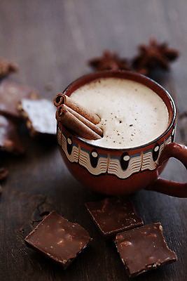 포토 JPG 해외이미지 라이프스타일 커피 음료 음식 탁자 디저트 따뜻함 사람없음 컵 갈색 초콜릿 거품 머그컵 뜨거움 액체 막대기 달콤 향신료 코코아 라떼 해외202004 해외포토 식기 컬러 가구 생활 맛 향미료 파일형식