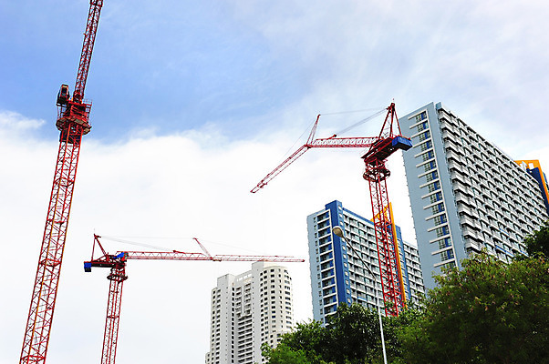 포토 JPG 해외이미지 벽 로우앵글 비즈니스 건축양식 창문 하늘 새로움 아파트 안전 사람없음 야외 건물 초록색 파란색 사무실 고층빌딩 장비 건설현장 성장 흰색 큼 기중기 파이프 개발 철강 콘크리트 해외202004 해외포토 건축물 건축 뷰포인트 컬러 컨셉 주택 건설업 빌딩 중장비 크기 파일형식