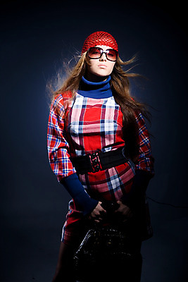 포토 JPG 해외이미지 모델 헤어스타일 손 응시 드레스 여자 안경 얼굴 포즈 그림자 한명 사람 유행 립스틱 뜨거움 화려 우아함 보석 피부 입술 슛 광 스타일 해외202004 관능적 해외포토 1 시선 잡화 옷 컨셉 신체부위 화장품 광석 파일형식