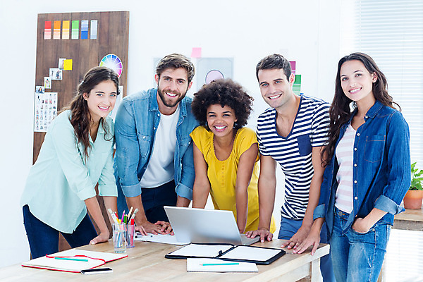 포토 JPG 해외이미지 서양인 외국인 백인 여자 남자 40대 중년 비즈니스 직장 함께함 실내 서기 앉기 여러명 20대 성인 30대 노트북 사무실 직장인 비즈니스맨 비즈니스우먼 동료 직원 브레인스토밍 해외202004 해외포토 직업 다수 컨셉 회사 관계 모션 사람 인종 청년 내부 장년 전자제품 파일형식