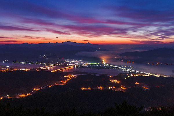 포토 JPG 해외이미지 나무 구름 계절 여행 자연 하늘 아침 휴가 산 서울 한국 풍경 초원 사람없음 야외 여름 빛 강 햇빛 태양 일출 환경 황혼 일몰 새벽 하이킹 안개 도시 저녁 숲 언덕 산등성이 장면 천국 일요일 인기 해외202004 해외포토 주간 자연요소 식물 아시아 레저 날씨 노을 야간 생태계 요일 파일형식