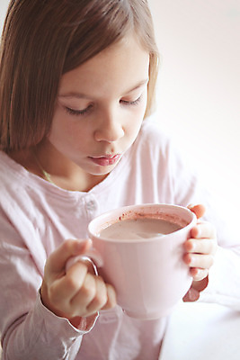 포토 JPG 해외이미지 라이프스타일 커피 어린이 분홍색 겨울 주택 따뜻함 한명 컵 머그컵 마시기 잡기 뜨거움 달콤 부드러움 코코아 파스텔톤 해외202004 해외포토 1 식기 계절 음료 컬러 모션 사람 건물 생활 감각 맛 파일형식