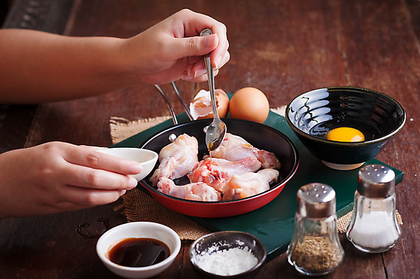 포토 JPG 해외이미지 손 여자 음식 백그라운드 날개 재료 태국 요리 사람없음 목재 주방 식당 계란 요리사 식사 저녁식사 치킨 중국 수확 기구 신선 붓기 맛 왼쪽 연습 메뉴 준비 날것 레시피 처음 핸드메이드 맛있는 해외202004 해외포토 나무 직업 아시아 컨셉 농업 모션 사람 신체부위 상점 알 방향 닭고기요리 파일형식