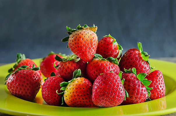포토 JPG 해외이미지 접시 열매 음식 백그라운드 과일 딸기 건강 사람없음 목재 빨간색 초록색 침묵 신선 유기농 내추럴 숙성 해외202004 해외포토 나무 식물 식기 웰빙 컬러 재료 소리 파일형식