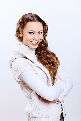 포토 JPG 해외이미지 백인 모델 옷 계절 여자 행복 백그라운드 겨울 따뜻함 한명 사람 성인 10대 유행 기쁨 흰색 스웨터 긍정 돌봄 해외202004 손모아장갑 해외포토 서양인 1 감정 컬러 장갑 컨셉 상의 모션 청소년 파일형식