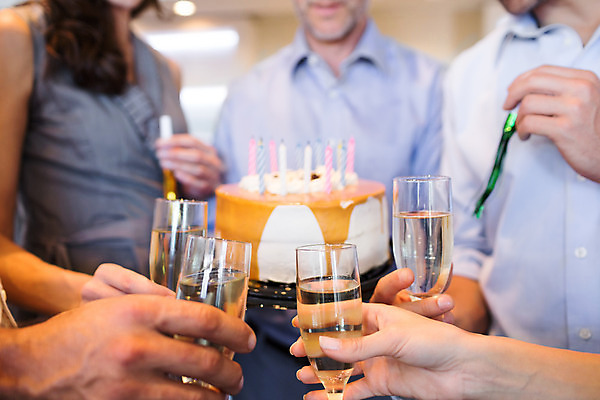 포토 JPG 해외이미지 백인 라이프스타일 여자 남자 음료 중년 50대 유리 함께함 실내 서기 성인 세명 30대 친구 파티 케이크 우정 축하 알코올 잡기 바 고급 우아함 샴페인 축배 스파클링와인 해외202004 해외포토 서양인 컨셉 관계 모션 재질 디저트 주류 사람 이벤트 내부 생활 장년 탄산 파일형식