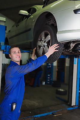 포토 JPG 해외이미지 백인 직업 응시 남자 행복 자동차 노동자 기술 실내 작업복 한명 서기 20대 성인 잡기 작업 바퀴 작업실 기술자 수리 서비스 타이어 문제 정비공 조절 설치 정비소 차고 성인남자한명만 해외202004 해외포토 서양인 1 시선 옷 감정 육상교통 모션 사람 청년 내부 남자한명만 성인남자만 파일형식