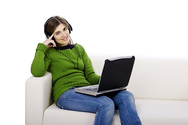 포토 JPG 해외이미지 백인 학생 응시 여자 음악 휴식 실내 한명 사람 앉기 20대 성인 노트북 스마트폰 컴퓨터 소파 갈색 성인여자한명만 해외202004 해외포토 서양인 1 시선 컬러 컨셉 의자 모션 문화예술 청년 내부 전자제품 핸드폰 스마트기기 여자한명만 성인여자만 파일형식