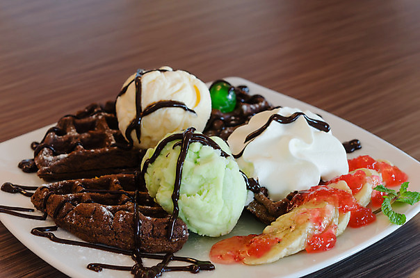 포토 JPG 해외이미지 음식 아이스크림 디저트 사람없음 컬러풀 갈색 초콜릿 흰색 달콤 크림 토핑 시럽 와플 페스츄리 해외202004 해외포토 빵 컬러 맛 파일형식