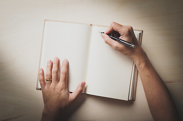 포토 JPG 해외이미지 템플릿 손 디자인 남자 종이 백그라운드 아이디어 신체부위 펜 다이어리 공책 공백 페이지 해외202004 해외포토 컨셉 문구용품 사람 필기구 사무용품 파일형식