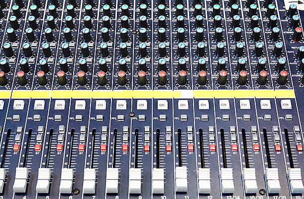 포토 JPG 해외이미지 산업 선 음악 사람없음 초록색 디지털 기계 소리 콘서트 듣기 장비 무대 기구 판넬 엔지니어 볼륨 믹서 책상 클럽 라디오 전자 오디오 방송 시끄러움 스위치 스테레오 위로 뮤지컬 베이스 섞기 제어 채널 키패드 플레이어 해외202004 해외포토 컬러 가구 모션 현악기 문화예술 전자제품 공연 기술자 파일형식