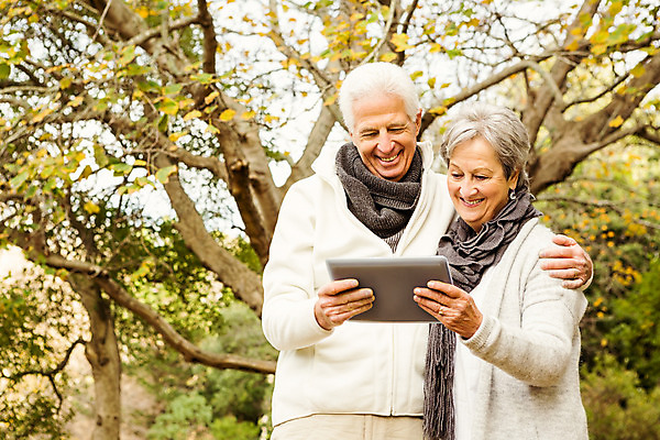 포토 JPG 해외이미지 백인 라이프스타일 커플 공원 여자 노년 남자 행복 자연 함께함 사랑 미소 야외 두명 초록색 태블릿 목도리 백발 가을 60대 겨울옷 70대 터치스크린 노인만 해외202004 해외포토 서양인 헤어스타일 잡화 옷 계절 공공시설 감정 컬러 컨셉 겨울 관계 표정 사람 성인 생활 전자제품 스마트기기 생태계 성인만 파일형식