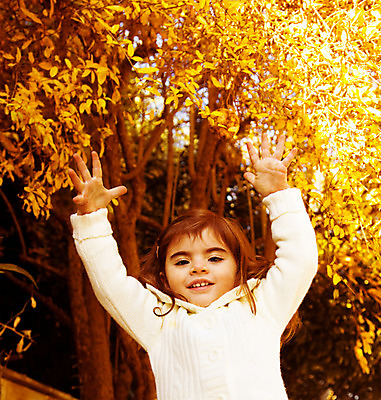 포토 JPG 해외이미지 나무 계절 공원 여자 행복 무기 얼굴 어린이 잎 오렌지 장난 자연 놀이 건조 관리 한명 미소 사람 야외 점프 기쁨 가을 게임 아기 달콤 숲 작음 스웨터 만족 오르기 내추럴 걸음마 해외202004 해외포토 식물 1 공공시설 감정 상의 과일 모션 표정 신체부위 맛 크기 생태계 파일형식