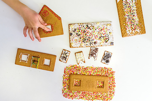 포토 JPG 해외이미지 모양 백인 전통 손 계절 행복 어린이 음식 크리스마스 겨울 가족 탁자 디저트 사탕 요리 사람 장식 쿠키 주방 빵집 흰색 축하 달콤 설탕 굽기 준비 반죽 만들기 해외202004 해외포토 서양인 기념일 감정 컬러 가구 컨셉 관계 모션 신체부위 상점 맛 구이 파일형식