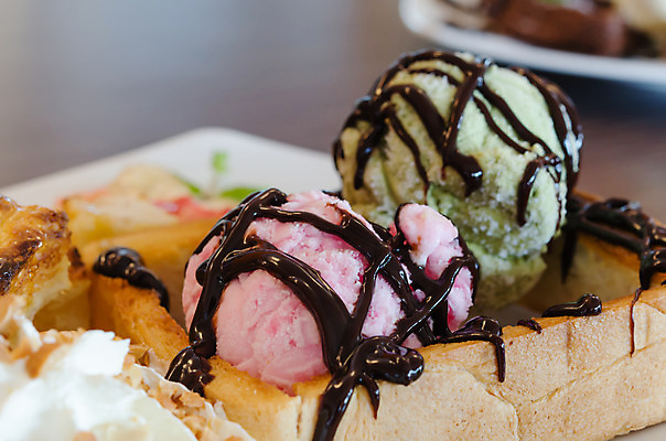 포토 JPG 해외이미지 접시 음식 빵 분홍색 딸기 아이스크림 디저트 사람없음 초록색 갈색 노란색 초콜릿 흰색 달콤 아침식사 크림 시럽 해외202004 해외포토 식기 컬러 과일 식사 맛 파일형식