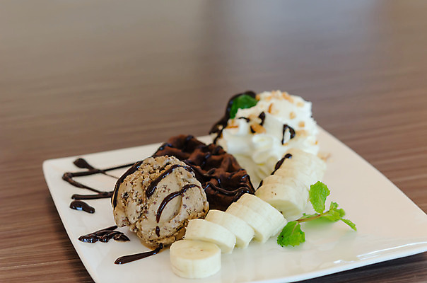 포토 JPG 해외이미지 음식 아이스크림 디저트 바나나 사람없음 컬러풀 갈색 초콜릿 흰색 달콤 크림 토핑 시럽 와플 페스츄리 해외202004 해외포토 빵 컬러 과일 맛 파일형식