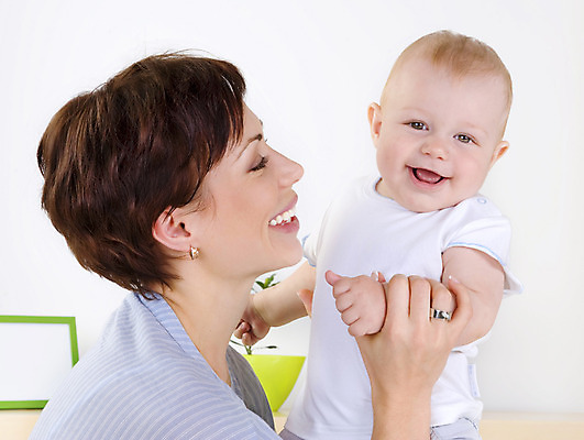 포토 JPG 해외이미지 행복 아들 가족 엄마 건강 서기 웃음 사람 앉기 상반신 성인 두명 앞모습 옆모습 부모 육아 아기 잡기 돌봄 해외202004 해외포토 감정 뷰포인트 관계 모션 표정 파일형식