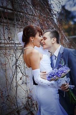 포토 JPG 해외이미지 주간 공원 여자 남자 신부 결혼 포옹 결혼식 키스 정장 성인 야외 두명 옆모습 성인만 해외202004 해외포토 자연요소 옷 공공시설 뷰포인트 안기 사람 이벤트 애정표현 파일형식