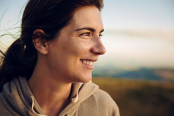 포토 JPG 해외이미지 백인 응시 여자 행복 얼굴 여행 자연 휴식 산 갈색머리 한명 미소 사람 풍경 야외 옆모습 여름 태양 일출 일몰 기쁨 추위 자유 탐험 시골 명상 고민 히스패닉 발견 무료 수평선 해외202004 해외포토 자연요소 서양인 1 헤어스타일 시선 계절 감정 뷰포인트 컨셉 표정 신체부위 노을 생태계 파일형식