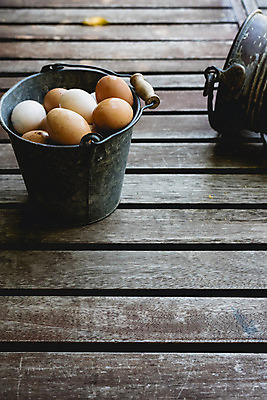 포토 JPG 해외이미지 음식 건강 사람없음 갈색 계란 신선 상품 양동이 유기농 날것 내추럴 해외202004 해외포토 웰빙 컬러 알 파일형식