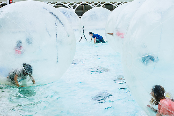 포토 JPG 해외이미지 라이프스타일 스포츠 백그라운드 공 놀이 휴가 휴식 실내 사람없음 야외 물 여름 파란색 운동 걷기 산책 게임 흰색 신선 투명 플라스틱 지퍼 여의주 평형 해외202004 해외포토 자연요소 계절 컬러 컨셉 모션 재질 건강 내부 생활 수영 파일형식