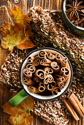 포토 JPG 해외이미지 음식 백그라운드 재료 탁자 요리 사람없음 장식 갈색 주방 가을 조미료 막대기 달콤 향신료 향료 향 시나몬 해외202004 해외포토 계절 컬러 가구 맛 향기 냄새 향미료 파일형식