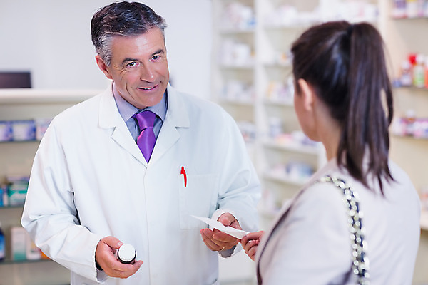 포토 JPG 해외이미지 백인 여자 남자 중년 50대 실내 대화 상반신 20대 두명 약 약국 주기 처방 조제 약사 의료성형뷰티 해외202004 해외포토 서양인 의학 모션 말하기 사람 청년 성인 내부 만들기 파일형식