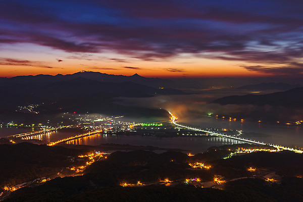 포토 JPG 해외이미지 나무 구름 계절 여행 자연 하늘 아침 휴가 산 서울 한국 풍경 초원 사람없음 야외 초록색 여름 빛 강 햇빛 태양 일출 환경 황혼 일몰 봄 새벽 하이킹 안개 도시 저녁 숲 언덕 산등성이 장면 천국 일요일 인기 해외202004 해외포토 주간 자연요소 식물 아시아 컬러 레저 날씨 노을 야간 생태계 요일 파일형식