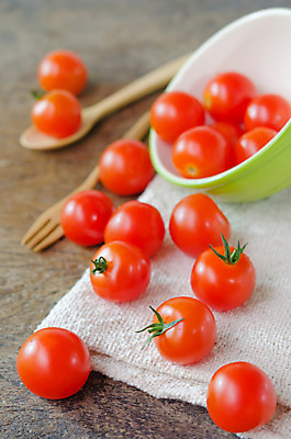 포토 JPG 해외이미지 계절 음식 토마토 채소 재료 건강 사람없음 목재 빨간색 여름 신선 허브 향신료 유기농 내추럴 숙성 채식주의자 해외202004 해외포토 나무 식물 웰빙 컬러 채식 향미료 파일형식