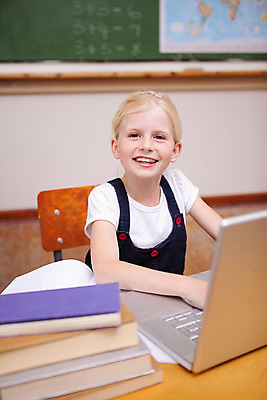 포토 JPG 해외이미지 백인 학생 여학생 여자 교육 어린이 인터넷 교실 학교 수업 함께함 실내 한명 앉기 노트북 학습 컴퓨터 공책 자료 칠판 작업 책상 소녀한명만 해외202004 해외포토 서양인 1 가구 컨셉 모션 문구용품 사람 내부 전자제품 여자한명만 소녀만 파일형식