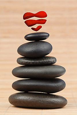 포토 JPG 해외이미지 라이프스타일 컨셉 휴식 사랑 사람없음 빨간색 쌓기 스파 낭만 조약돌 하트 석탑 해외202004 해외포토 모양 감정 컬러 모션 생활 탑 돌_바위 파일형식