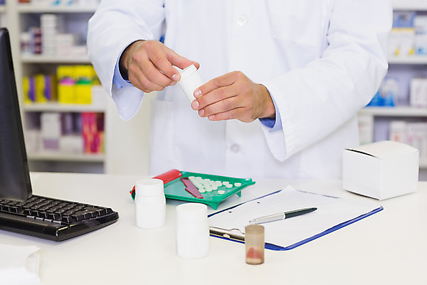 포토 JPG 해외이미지 손 실내 신체부위 약 연필 약국 처방 조제 약사 의료성형뷰티 해외202004 해외포토 의학 학용품 사람 내부 필기구 만들기 파일형식