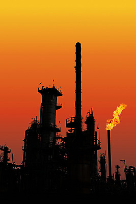 포토 JPG 해외이미지 식물 산업 컨셉 회사 공장 굴뚝 사람없음 야외 검은색 에너지 제조 휘발유 석유 연료 화학물질 해외202004 해외포토 컬러 비즈니스 공업 화학 파일형식