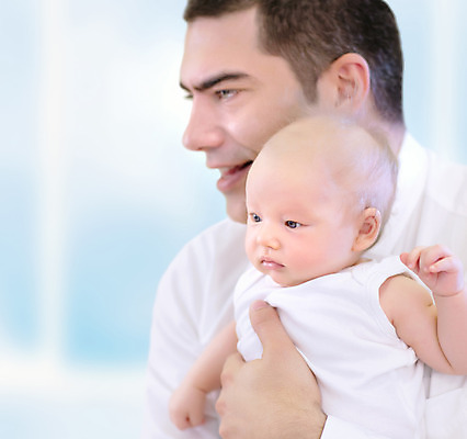 포토 JPG 해외이미지 백인 남자 행복 가족 안기 함께함 실내 사랑 사람 상반신 성인 두명 옆모습 부모 육아 아기 잡기 아빠 돌봄 해외202004 해외포토 서양인 감정 뷰포인트 컨셉 관계 모션 내부 파일형식