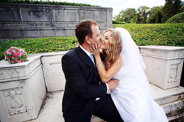 포토 JPG 해외이미지 주간 커플 공원 여자 남자 신부 결혼 결혼식 성인 야외 두명 옆모습 낭만 성인만 해외202004 해외포토 자연요소 공공시설 뷰포인트 컨셉 관계 사람 이벤트 파일형식