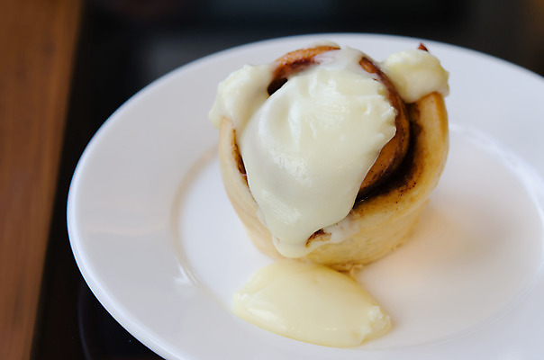 포토 JPG 해외이미지 접시 디저트 사람없음 갈색 얼음 빵집 소용돌이 흰색 대접 신선 달콤 맛 아침식사 굽기 크림 반죽 롤 번 시나몬 페스츄리 해외202004 해외포토 자연요소 식기 음식 빵 컬러 컨셉 상점 식사 회오리 구이 파일형식