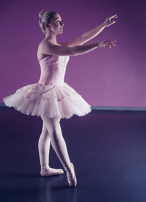 포토 JPG 해외이미지 백인 여자 청소년 실내 한명 서기 10대 춤 우아함 발레 발레리나 발레복 십대여자한명만 분홍색배경 해외202004 해외포토 서양인 1 옷 분홍색 백그라운드 컨셉 모션 문화예술 사람 내부 여자한명만 십대여자만 파일형식