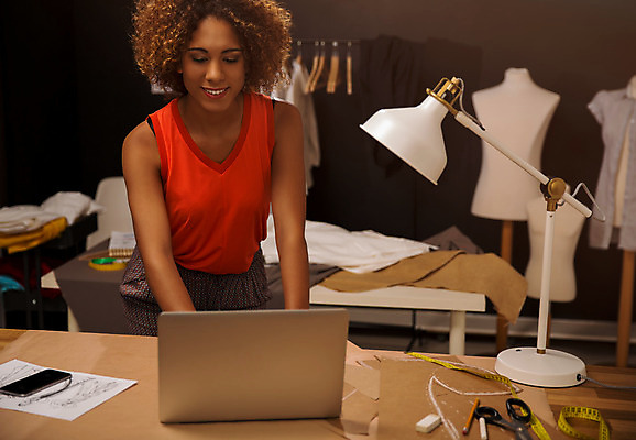 포토 JPG 해외이미지 직업 디자인 옷 여자 행복 산업 인터넷 비즈니스 사업가 통신 성공 창조 한명 노트북 사무실 유행 기쁨 직물 업무 작업 작업실 연결 마네킹 바느질 디자이너 주인 재단 재단사 스타일리스트 스타일 해외202004 해외포토 1 감정 컨셉 사람 전자제품 파일형식