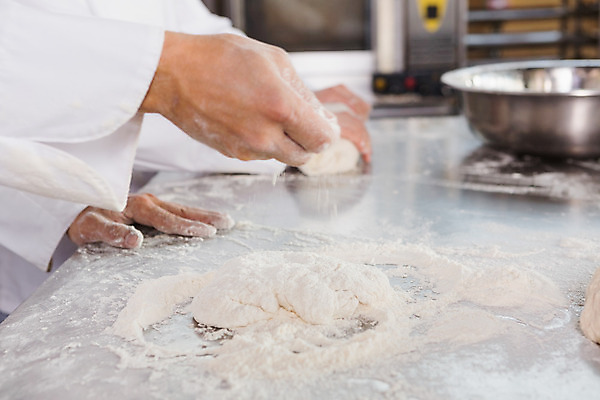 포토 JPG 해외이미지 직업 산업 유니폼 비즈니스 함께함 실내 요리 서기 사람없음 주방 식당 요리사 빵집 신선 작업 사발 계산대 동료 직원 준비 조리대 반죽 만들기 밀가루 밀가루반죽 제빵사 페스츄리 핸드메이드 해외202004 해외포토 옷 빵 컨셉 관계 모션 내부 상점 사기그릇 가루 파일형식