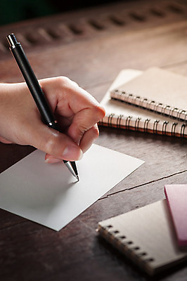 포토 JPG 해외이미지 손 여자 종이 백그라운드 탁자 아이디어 신체부위 펜 다이어리 공책 공백 작업 사인 페이지 해외202004 해외포토 가구 컨셉 문구용품 사람 필기구 사무용품 파일형식